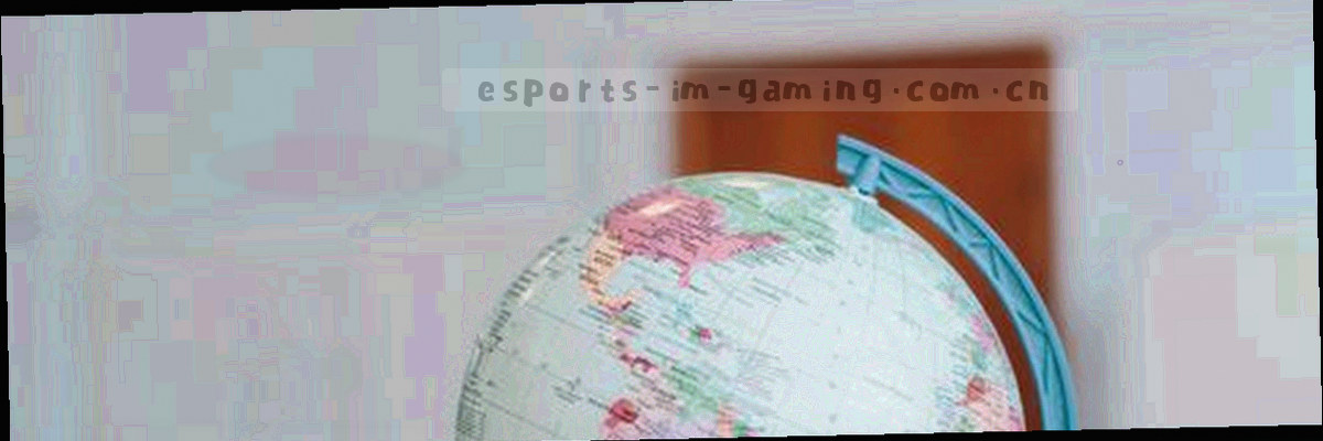 蓝紫光线交织的抽象数据流覆盖电竞场馆剪影